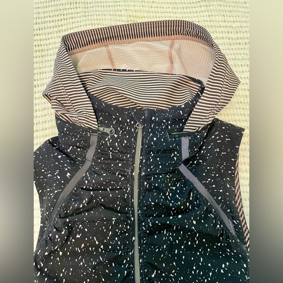 Lululemon Go The Distance vest with reflective elements Size 4, Like New - Picture 6 of 9